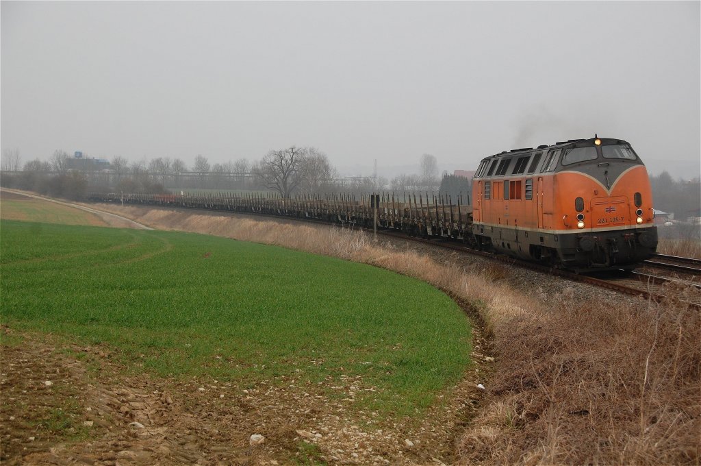 221 135-7 hier mit ihrem leeren Kupferzug von Hettstedt nach Lnen Sd auf der Fahrt durchs Weserbergland, hier bei Brakel, 17.03.2012.