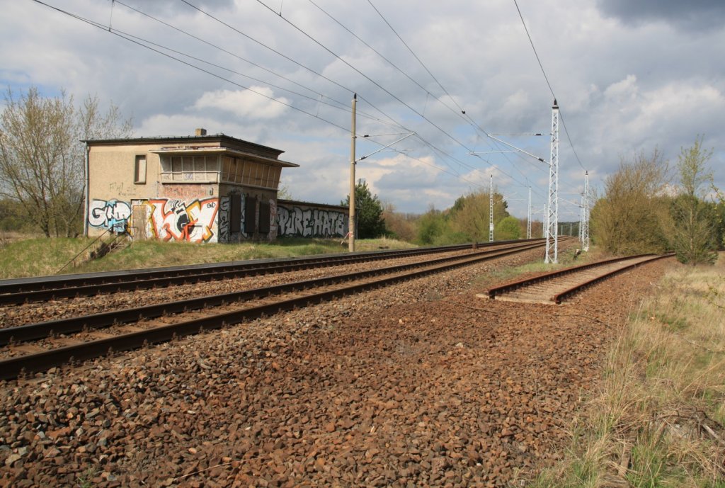 22.4.2012 Fichtengrund / Nordbahn mit ausser Betrieb und mal zum Verkauf stehendem Stellwerk. Rechts der (abgeklemmte) Abzweig der Umgehungsbahn von Oranienburg nach Wensickendorf.
