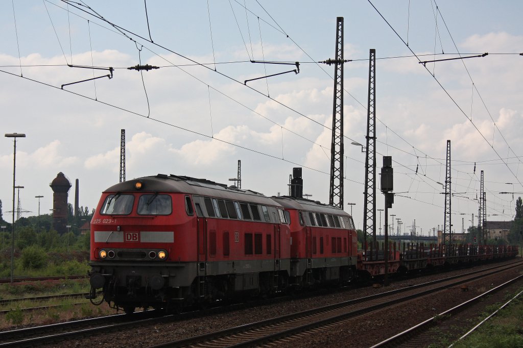 225 023 und 225 010 am 6.6.12 mit dem Hohenlimburger Stahlzug in Duisburg-Bissingheim.
Der Zug machten an diesem Tag auerplanmig in Duisburg-Entenfang Kopf.