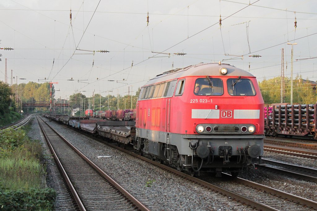 225 023 mit leerem Autozug am 22.9.11 in Dsseldorf-Rath