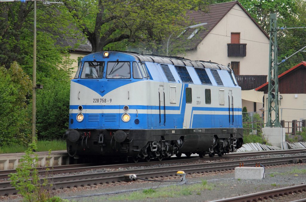 228 758-9 Rennsteigbahn als Tfzf in Hochstadt/ Marktzeuln am 05.05.2012.