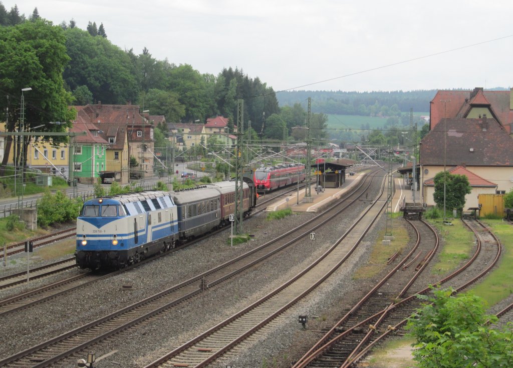 228 758-9 der Rennsteigbahn rangiert am 02. Juni 2013 mit einem Sonderzug aus Grfenroda den Bahnhof Kronach.