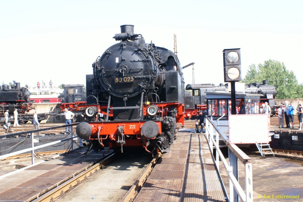 23.08.2009. Baureihe 80 023 auf dem Laufsteg beim 19. Heizhausfest in  Chemnitz.