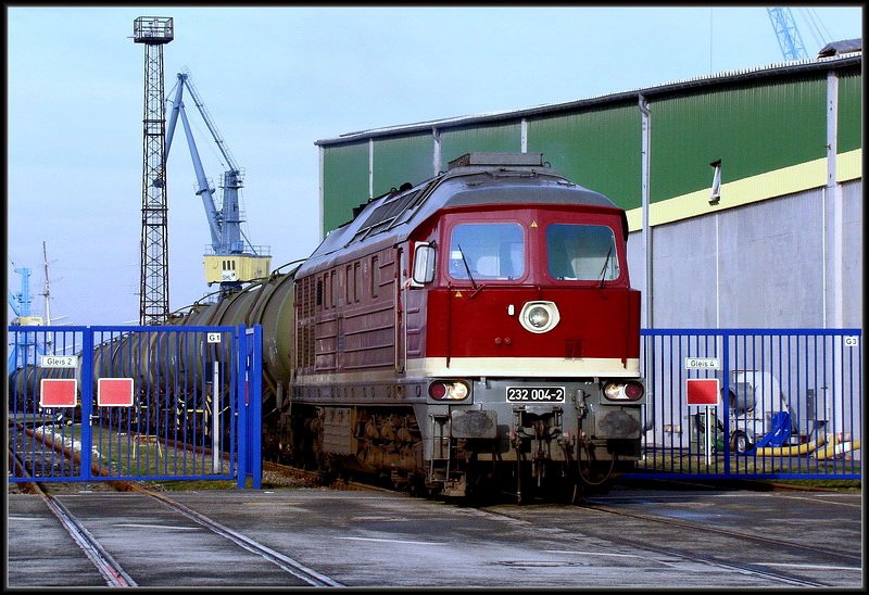 232 004-2 von -LEG- verlsst mit einem Kesselwagenzug den Nordhafen von Stralsund. am 11.01.09 