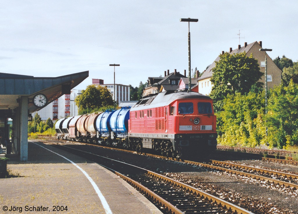 232 005 fhrt am 25.8.04 mit einem Gterzug aus Nrnberg in Amberg auf Gleis 5 nrdlich der Bahnsteige ein.