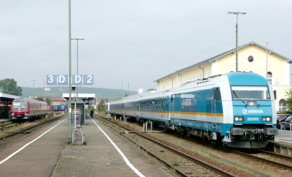 232 072 steht am 18.9.09 in Schwandorf mit dem Alex nach Prag abfahrbereit auf Gleis 1. 610 513 hakt als RE aus Nrnberg Anschlussreisende gebracht.