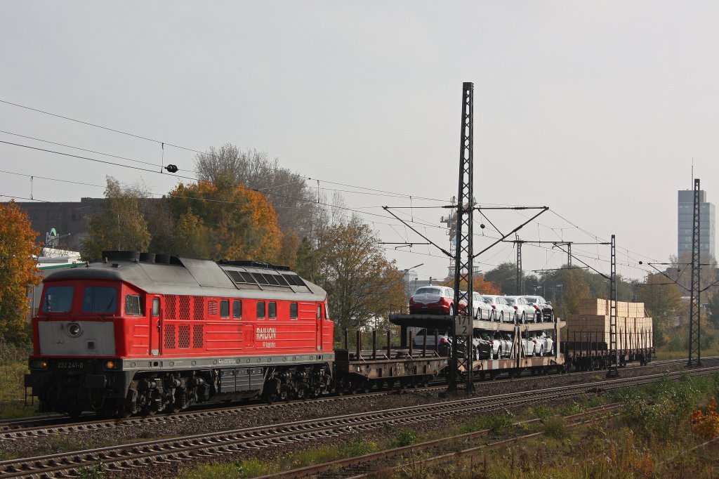 232 241 am 25.10.11 mit einem kurzen Gterzug nach Cuxhaven bei der Durchfahrt durch Hamburg-Unterelbe.