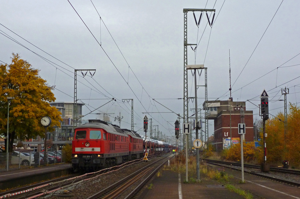 232 255-0 fuhr am 10.11.2012 mit einem Autozug von Emden nach Osnabrck, hier in Leer.