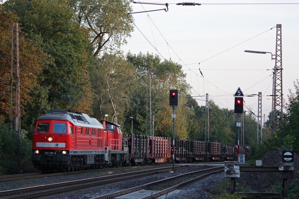 232 280 am 20.9.12 mit einer 294 und einem Rhrenzug bei der Durchfahrt durch Ratingen-Lintorf.