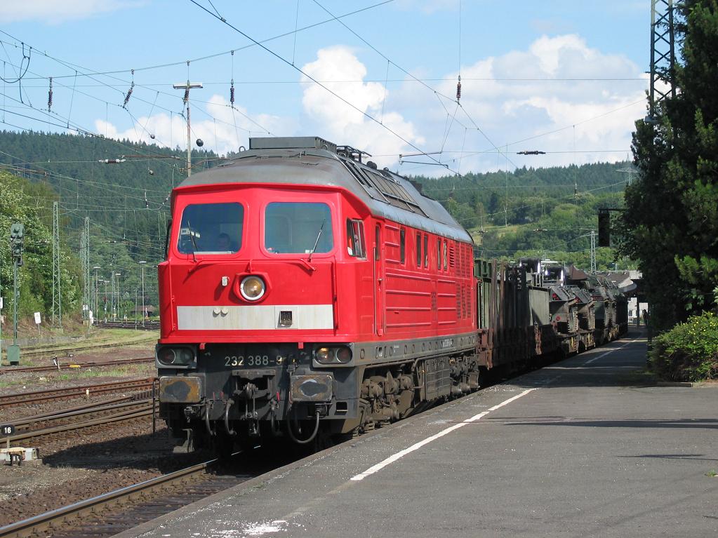 232 388 fuhr am 20. August 2010 mit einem Millitrzug aus Holzminden durch den Bahnhof Altenbeken.