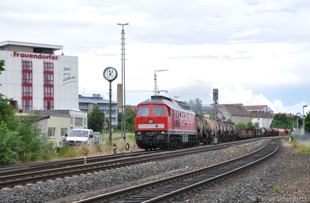 232 426 mit EK56908 bei der Ausfahrt aus Amberg am 08.06.2012