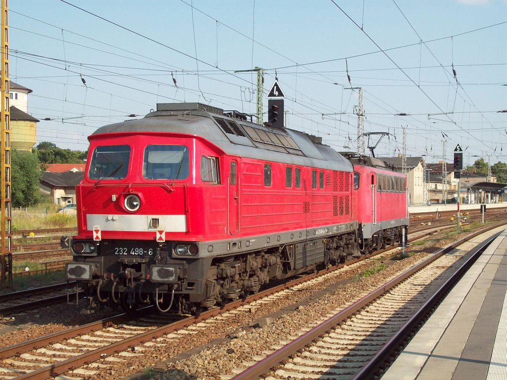 232 498-6 wird am 16.07.2010 von 140 858-2 durch den Bahnhof von Angermnde in Richtung Berlin gezogen