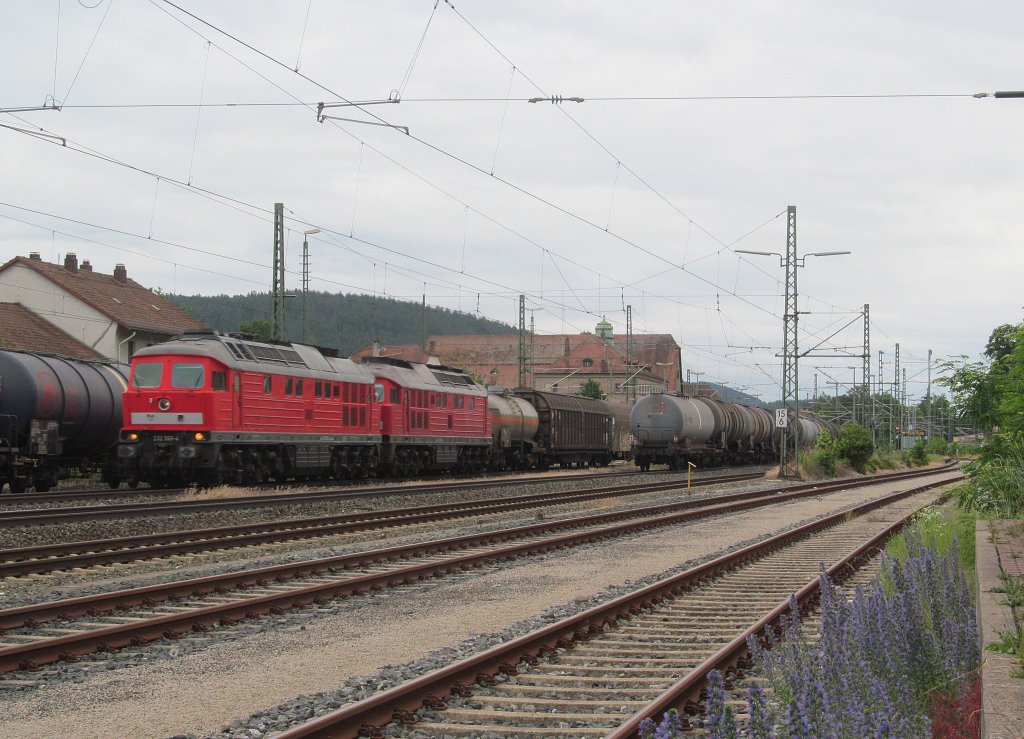 232 569-4 und 232 259-2 ziehen am 25. Juni 2013 einen gemischten Gterzug durch Kronach in Richtung Saalfeld.