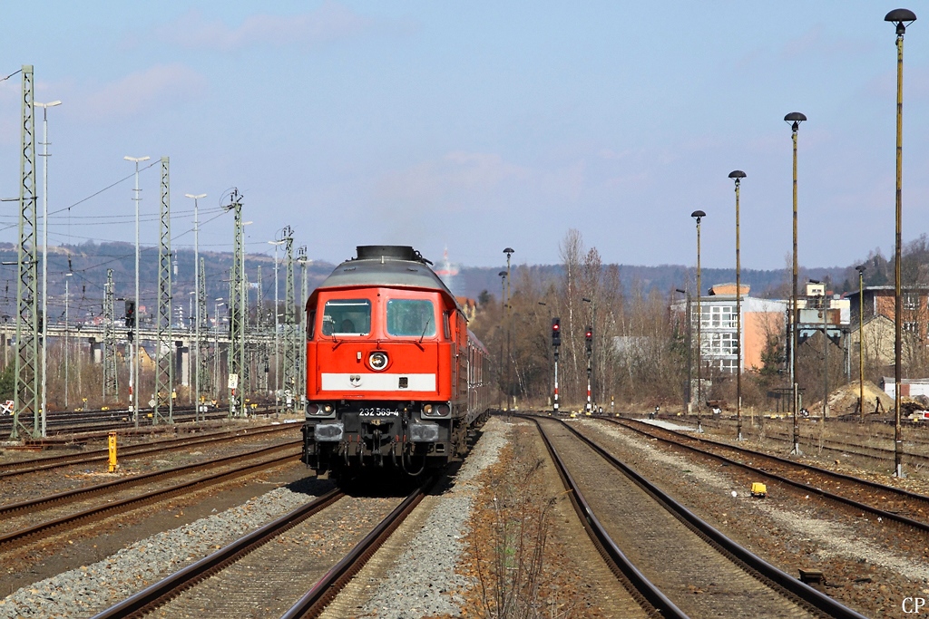 232 569-4 erreicht am 27.03.2011 mit dem RE nach Altenburg den Bahnhof Gschwitz.