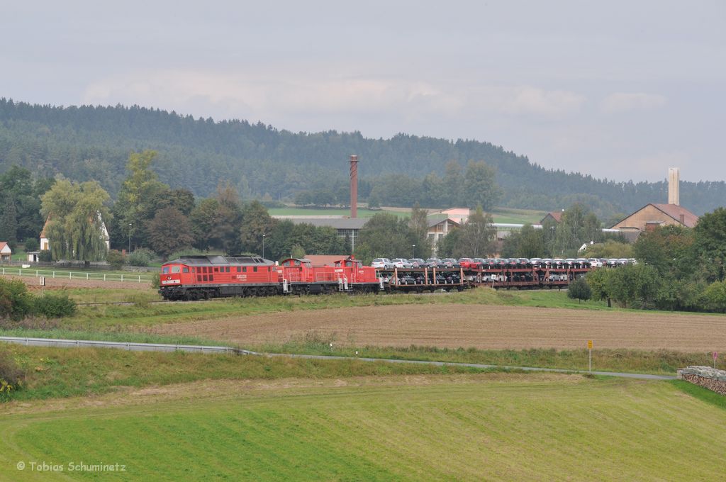 232 618 mit 2 weiteren kalt mitgefhrten Rangierloks mit Umleiter-Autozug am 21.09.2011 bei Schnlind