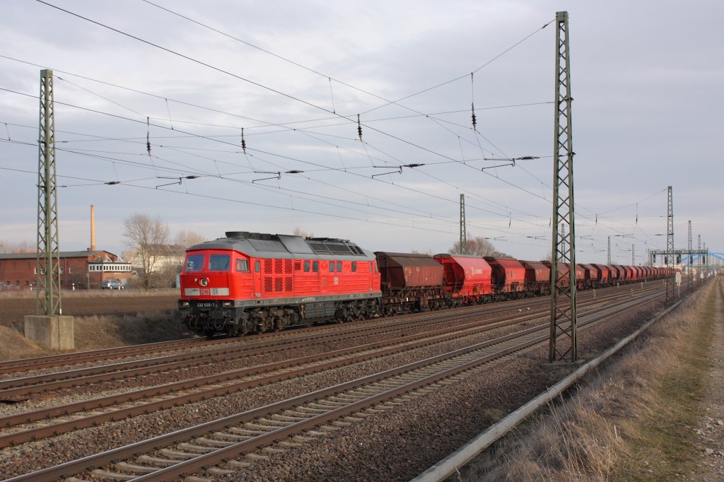 232 635-3 mit einem Ganzzug Kali-Wagen in Schnebeck-Frohse am 19.03.2010. Der Zug fhrt in Richtung Magdeburg. 