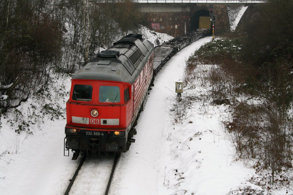 232 668-4 verlt am 23.12.10 Gerstungen mit einem kurzen Containerzug nach Heringen/Werra.