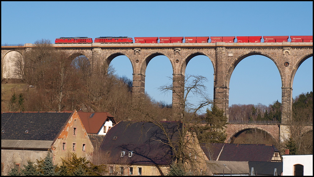 232 693 & 232 635 am 08.03.2011 vom Kraftwerk Chemnitz Kchwald ber das Ghrener Viadukt.