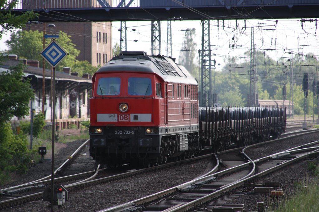 232 703-9 bei der Einfahrt mit einem kurzen Drahtrollenzug in den Bhf. Brandenburg am 30.05.2012.