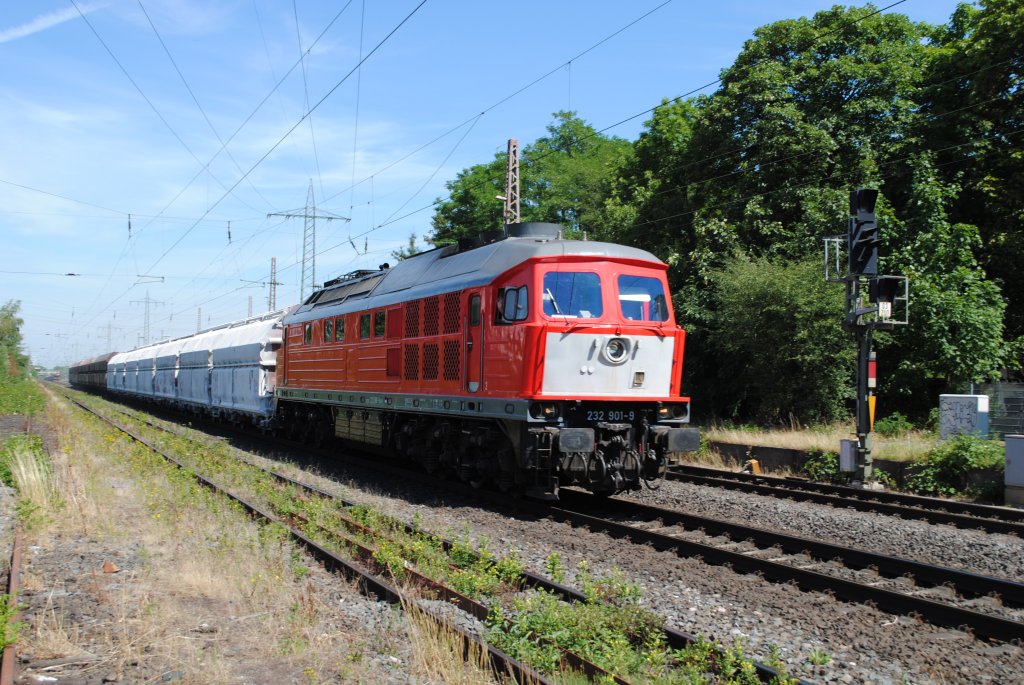 232 901-9 zieht am 20. Juli 2010 einen Kalkzug durch Ratingen-Lintorf.