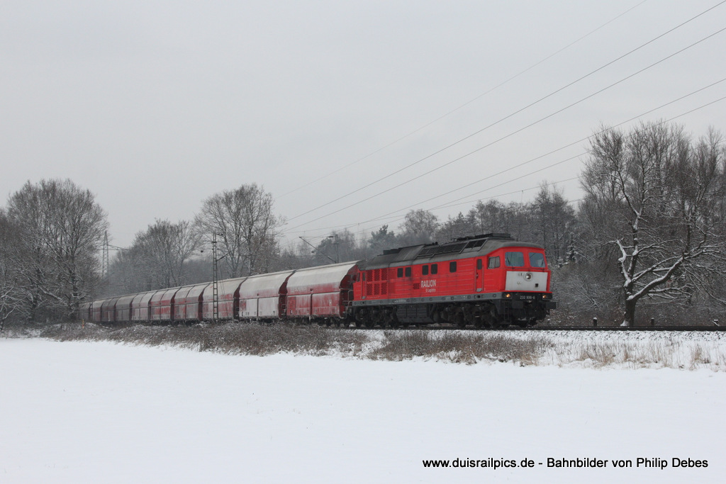 232 906-8 (Railion DB Logistics) fhrt am 21. Januar 2013 um 14:57 Uhr mit einem Gterzug durch Ratingen