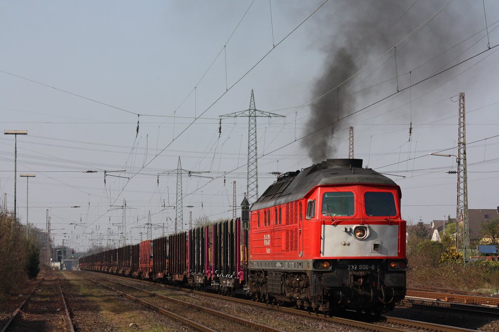 232 906 fuhr am 28.3.12 mit einem Gterzug nach Dsseldorf-Rath durch Ratingen-Lintorf.