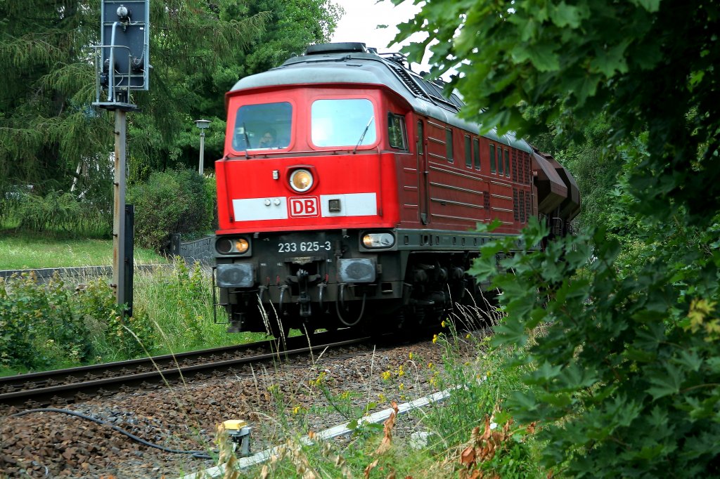 233 625 hat mit ihrem Gterzug soeben den Bahnhof Kamenz verlassen und passiert das Blocksignal am sdlichen Stadtrand. (Aufnahme vom 01.07.2011)