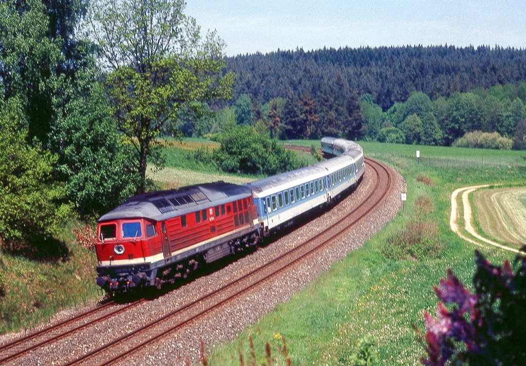 234 170 ist bei Ranna mit IR 2668 in Richtung Nrnberg unterwegs, 29.05.1996.