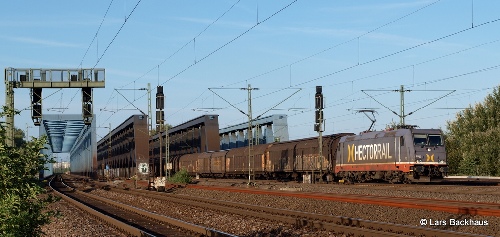 241 007  Bond  Hectorrail bringt am 30.09.12 diesen langen Papierzug aus Schweden ber die Sderelbbrcken Richtung Dortmund.