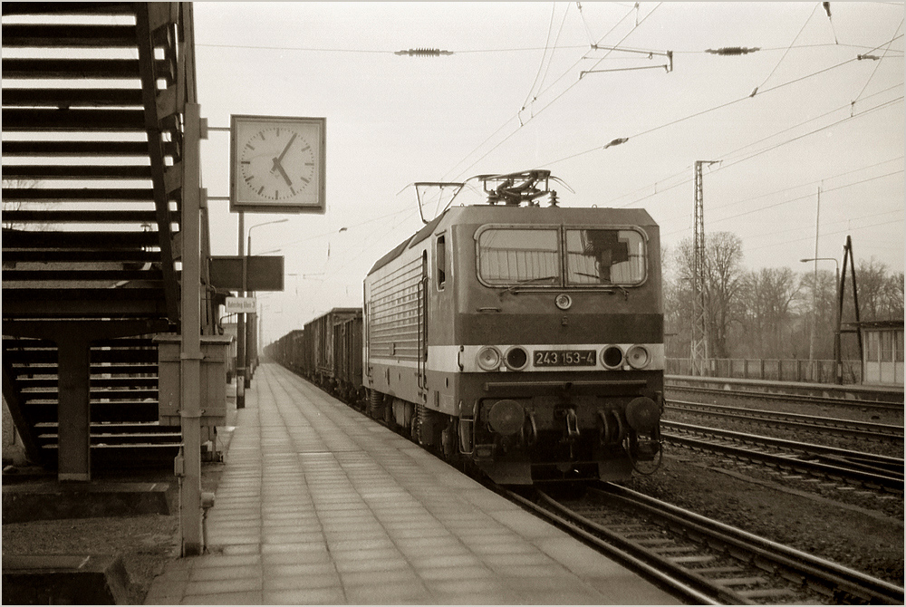 243 153 mit 59166 von Nauen nach Brenitz-Sonnewalde im Bahnhof Baruth,etwa 1988 