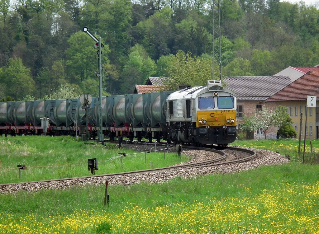 247 052 mit Gterzug am 30.04.12 auf dem Weg nach Mhldorf, kurz vor der Einfahrt in den Bahnhof Tssling.