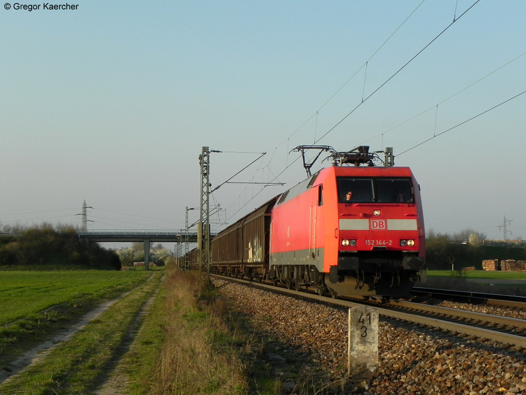 25.03.2011: Die 152 144-2 mit einem Gterzug aus gedeckten Gterwagen Richtung Sden. Aufgenommen bei Graben-Neudorf.