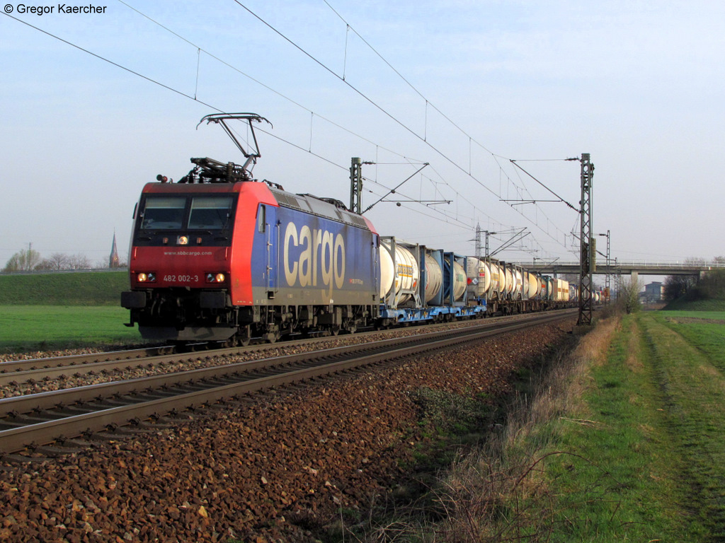 25.03.2011: Die 482 002-3 mit einem Containerzug Richtung Sden. Aufgenommen bei Graben-Neudorf.