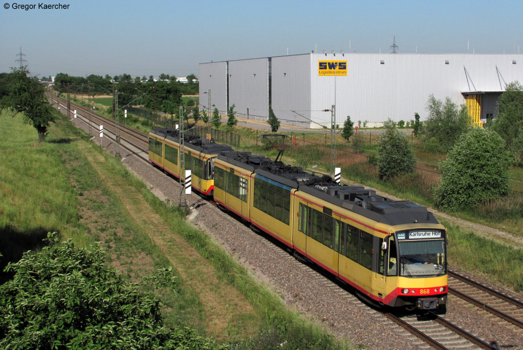 25.05.2011: Wagen 868 und ein weiterer Triebwagen als S32 nach Karlsruhe Hbf bei Malsch.