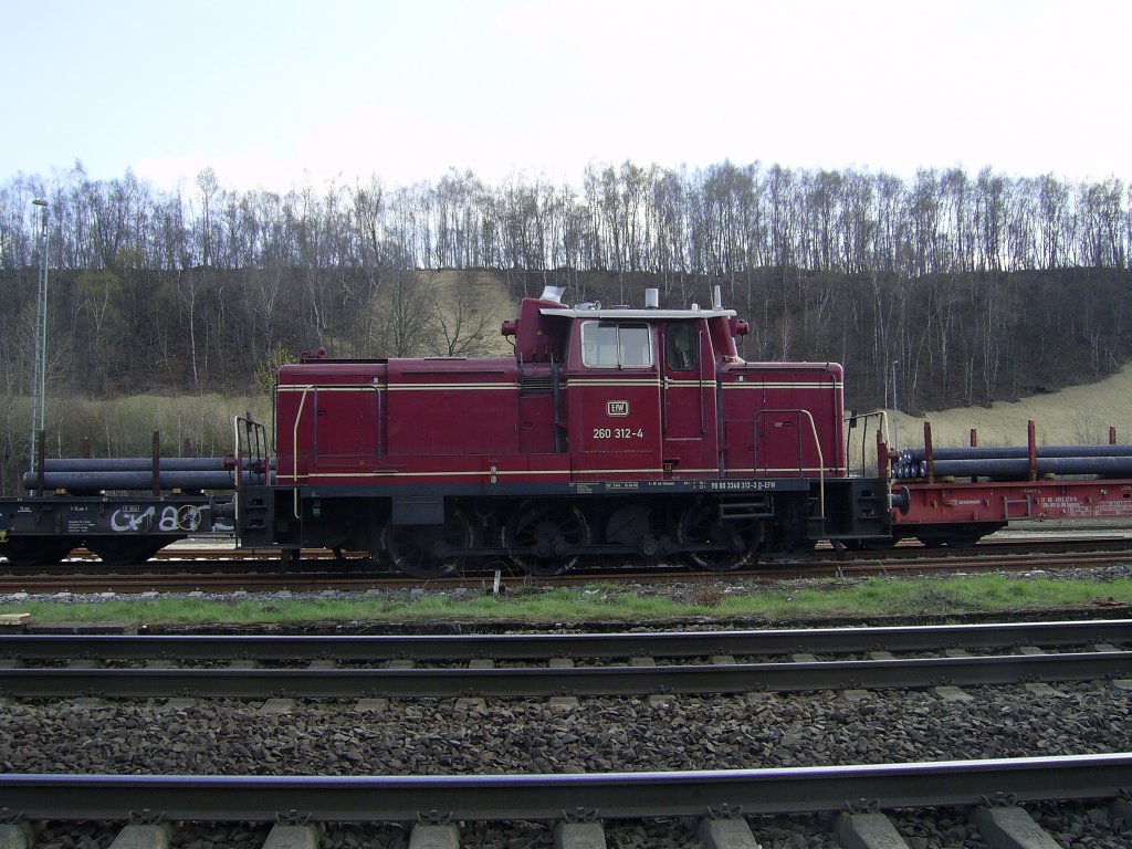 260 312-4 ( NVR ... 360 312-3 ) steht am Stolberger Bahnhof auf dem neuverlegtem Gleis fr die Ringbahn nach KHEZ ber Alsdorf (08.04.12)