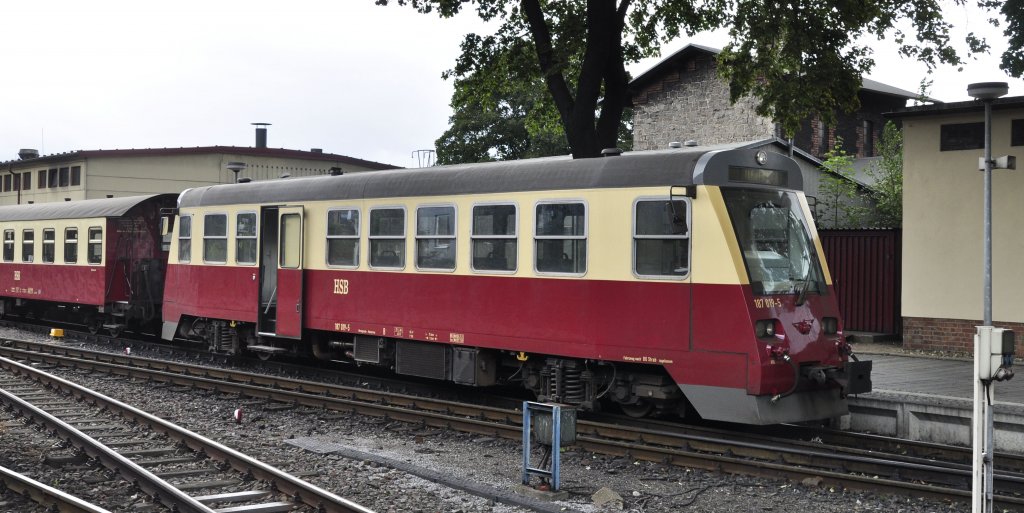 26.08.12 Bf Wernigerode ; Rationell: Der Tw 187 019 , Abfahrt 16:25 nach Eisfelder Talmhle , wird bis Drei Annen Hohne vom Brockenzug mit gleicher Abfahrtzeit gezogen und fhrt von dort allein weiter