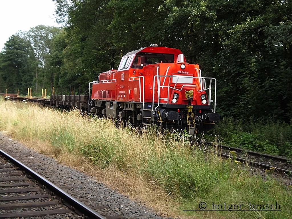 261 040-0 schob am 02.09.12 verschiedene flachwagen zum kieswerk koops beim bhf glinde  