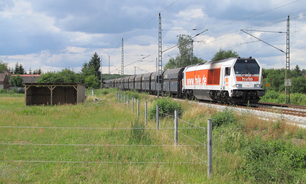 264 004-3 der HVLE kam am 01.07.2011 mit einem Gterzug durch Beyern gefahren.
