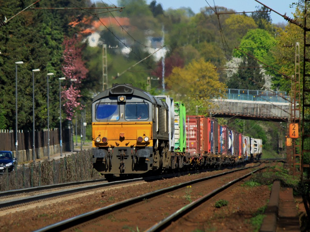 266 101-5 von Crossrail zieht am 09.04.2011 einen Containerzug von Aachen West ber die Rampe zum Gemmenicher Tunnel nach Belgien.