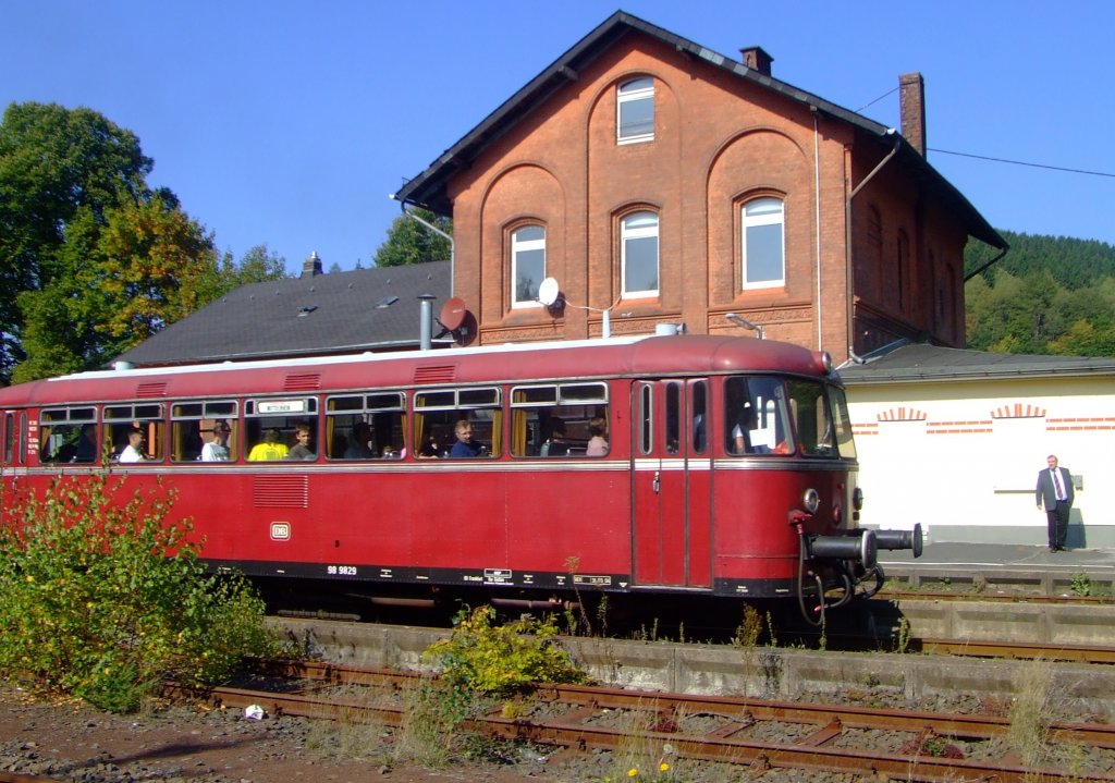 27.09.2009 ein VT 98 fhrt vom Bahnhof Herdorf in Richtung Neunkirchen im Plandienst wie in den frhen 90ern. Anlass war das 10-jhruge Jubilum der Hellertalbahn.