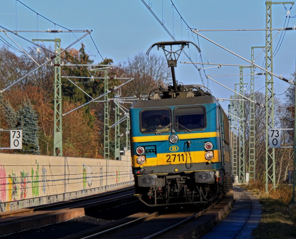 2711 am 29.11.2011 mit einem Messzug (man sieht ihn leider nicht) an der Kuppe der Sdrampe von Aachen Hbf zum Buschtunnel.