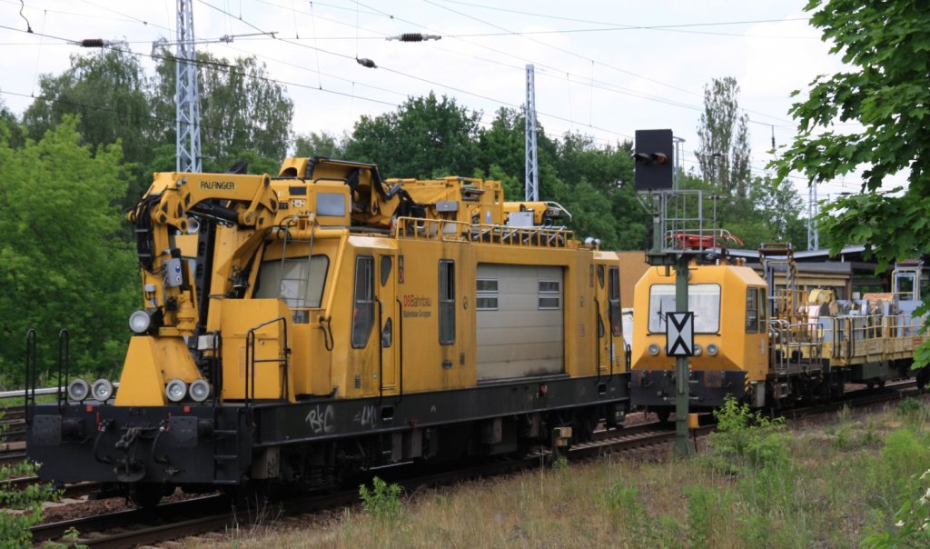 27.5.2012 Berlin Buch. Oberleitungs- und Montagefahrzeug (OMF) BR 706 der DB Bahnbau Gruppe wartet auf den Einsatz nach Einbau der neuen Brcken ber die A10.