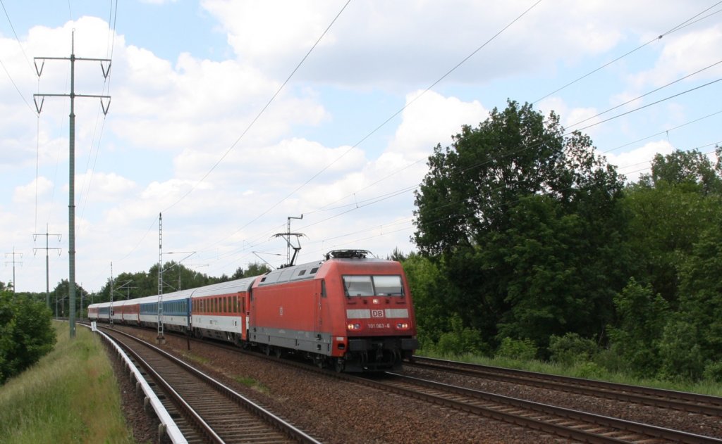 27.5.2012 EC 379 / 101 063 von Binz nach Brno umgeleitet auf dem Berliner Aussenring bei Mhlenbeck-Mnchmhle.