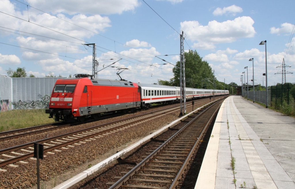27.5.2012 Ersatzzug IC 2505 / 101 027 auf dem Berliner Aussenring passiert S-Bahn Haltepunkt Mhlenbeck-Mnchmhle auf dem Weg nach Ostseebad Binz. Umleitung wegen Totalsperrung der Stettiner Bahn aufgrund von Brckenarbeiten.