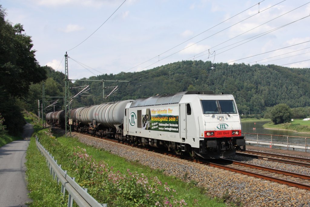 285 104-6 der ITL ist mit einem Kesselwagenzug auf dem Weg in Richtung Bad Schandau. Fotografiert am 17.08.2011 in Knigstein. 