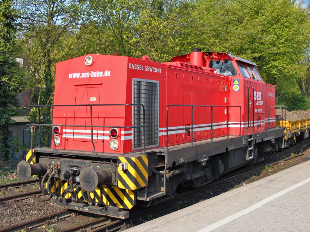293 005-5 (Georg) von SES Logistik steht am 17.04.2011 mit Flachwaggons beladen mit Altschotter in Aachen West. Dort werden zur Zeit die Gleise am Bahnsteig erneuert. Kompliment an die Firma SES, die V100 ist in einem top-gepflegten Zustand.
