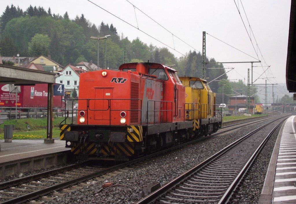 293 070 der RTS und eine 293 der EBW Cargo warten am 26. April 2011 auf Gleis 4 in Kronach auf die berholung durch einen ICE.