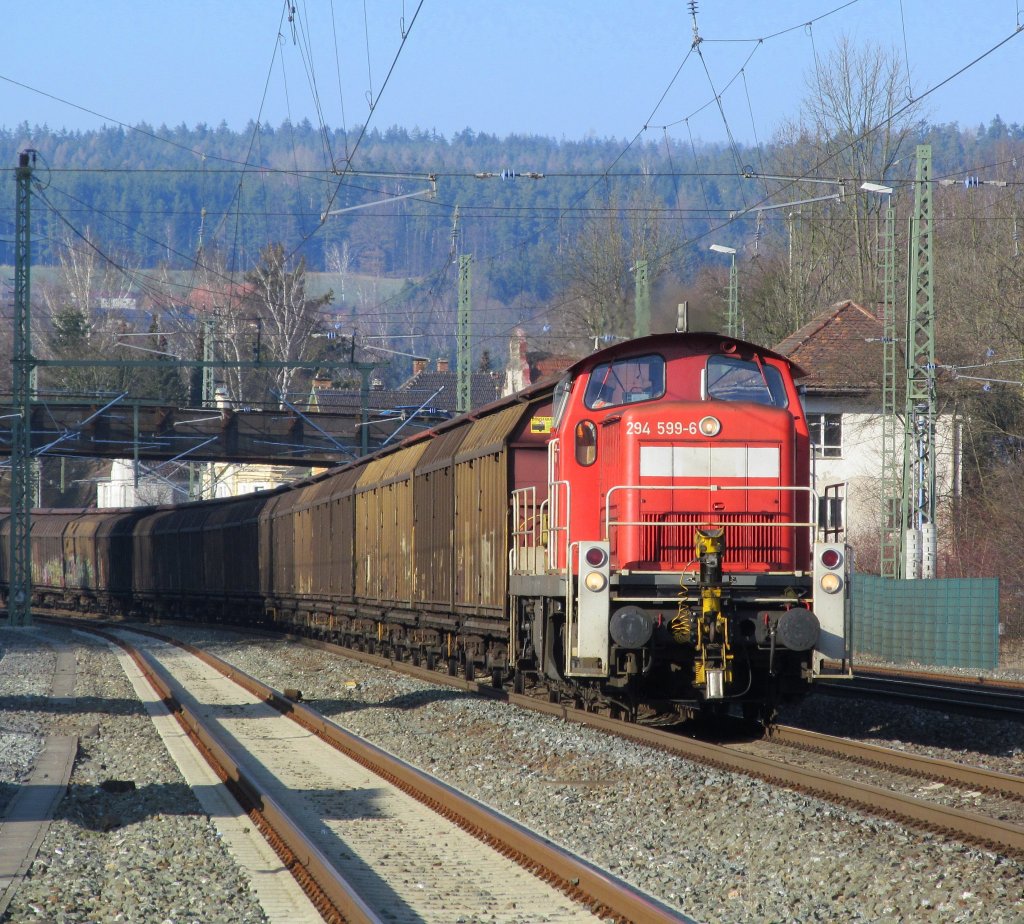 294 599-6 zieht am 15. Mrz 2012 die Wiegand-bergabe aus Steinbach am Wald durch Kronach.