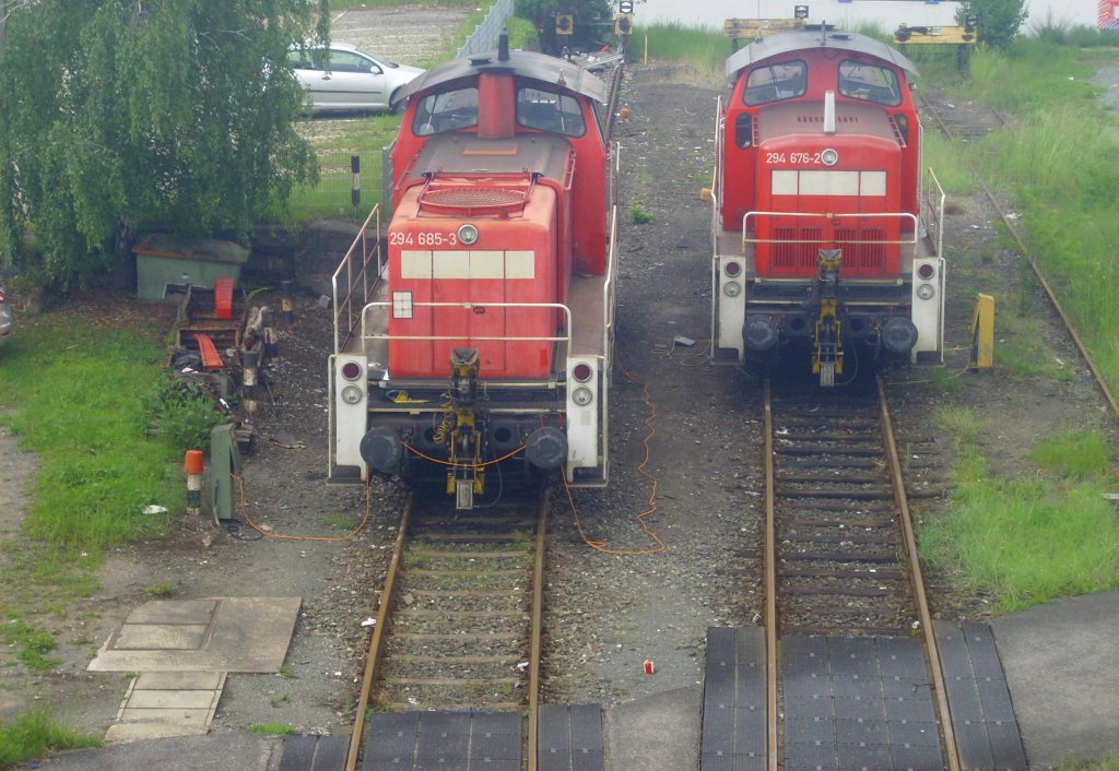 294 685-3 und 294 676-2 am 20.05.2013 beim Stromtanken im Bahnhof Bamberg. Aufgenommen von einer ffentlichen Brcke.
