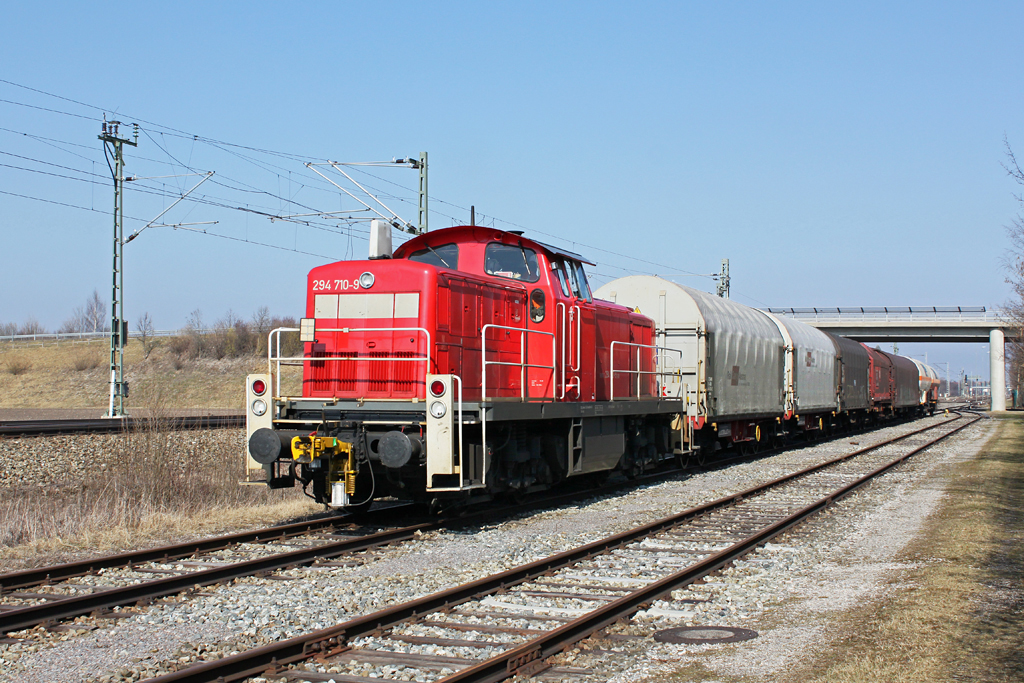 294 710 steht mit dem 56377 nach Mnchen Nord abfahrbereit in Neufahrn (bei Freising). 22.03.2012.